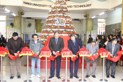 Trao giải sáng tác logo, slogan 30 năm Trường ĐH Kinh doanh và Công nghệ Hà Nội