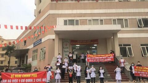 Hà Nội: Hơn 40 y bác sĩ xuống đường cầm băng rôn "cầu cứu" vì bị nợ lương suốt 8 tháng