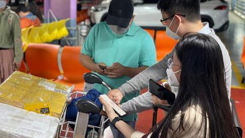 Taxi công nghệ, xe dịch vụ sân bay Tân Sơn Nhất tăng giá gấp đôi, khách "bấm bụng" đặt xe