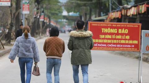 Chùa Hương đóng cửa phòng dịch, dòng người vẫn đổ về Đền Trình thắp hương rồi ra về