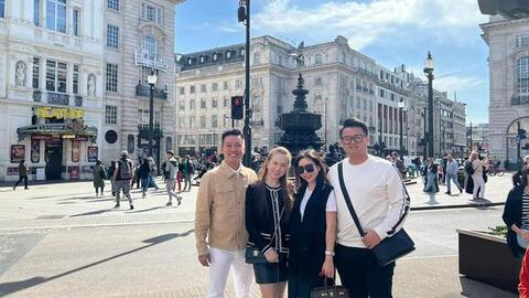 Tuấn Hưng bị trộm đập vỡ cửa kính ô tô, lấy sạch đồ hiệu ngay giữa London