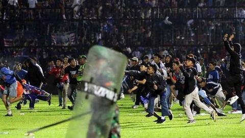 Thảm kịch bóng đá kinh hoàng ở Indonesia: Ai chịu trách nhiệm?