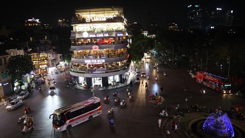 Đường phố Hà Nội bỗng tối om vì phải cắt giảm điện