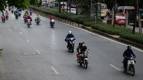 Hà Nội: Không khí lạnh tăng cường kèm mưa, người dân mặc thêm áo khoác ra đường