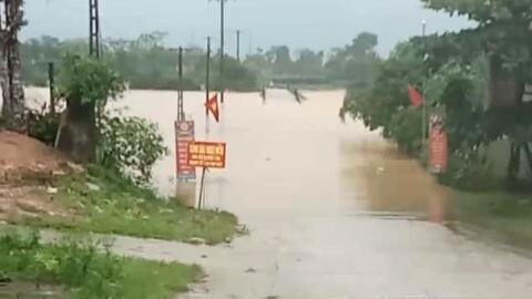 Mưa lớn, đường ngập, tường rào đổ sập khiến học sinh bị thương