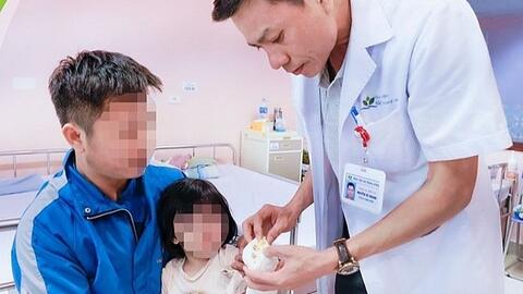 Kẹt tay vào máy lọc nước, bé gái đứt rời gân 2 ngón tay