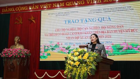 Đại biểu HĐND TP trao quà tặng hộ nghèo huyện Mỹ Đức
