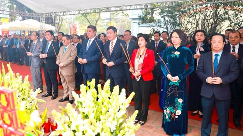 Khai bút đầu Xuân tại đình thờ Tiên triết Chu Văn An