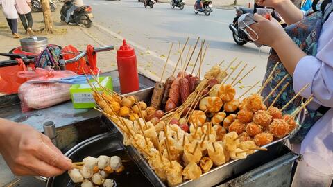 Quà vặt, đồ uống phát miễn phí cổng trường không còn là chuyện "vặt"