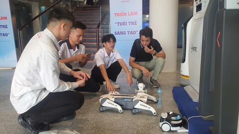 Robot thông minh khuấy đảo triển lãm “Tuổi trẻ sáng tạo”