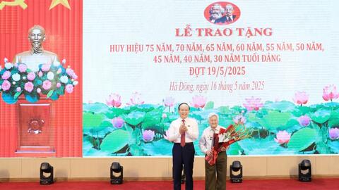 Quan tâm, lắng nghe ý kiến đóng góp của các đảng viên lão thành