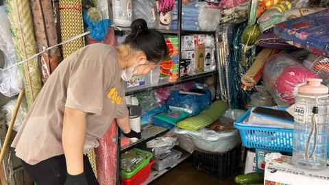 Đà Nẵng: Tiểu thương chợ Thanh Vinh hối hả dọn bùn sau mưa lớn