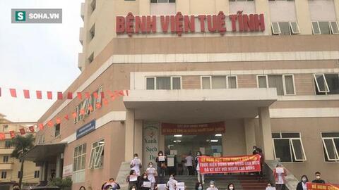 Hà Nội: Hơn 40 y bác sĩ xuống đường cầm băng rôn "cầu cứu" vì bị nợ lương suốt 8 tháng