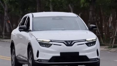 Chủ tịch nước Nguyễn Xuân Phúc ngồi hàng ghế sau VinFast VF8 do tỷ phú Phạm Nhật Vượng cầm lái tại Hải Phòng