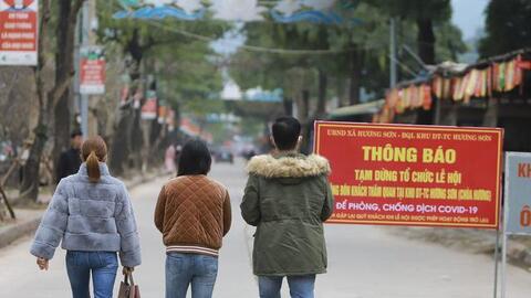 Chùa Hương đóng cửa phòng dịch, dòng người vẫn đổ về Đền Trình thắp hương rồi ra về