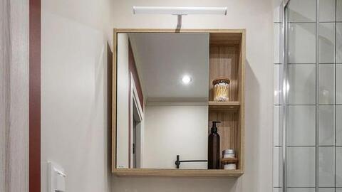 Mãn nhãn với không gian sống thanh lịch, tiện nghi trong căn hộ 22m² của người phụ nữ trung niên: Lối chơi ‘chọi’ màu vừa sang vừa ấm cúng