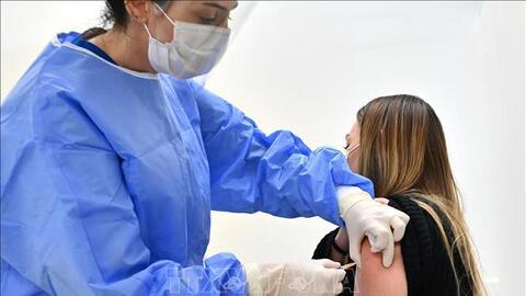 Người tiêm mũi vaccine thứ ba ít bị nặng khi nhiễm biến thể Omicron 2