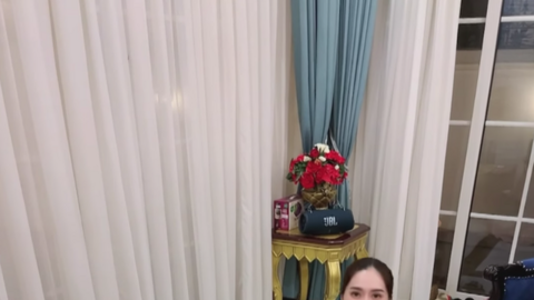 Choáng với cách Đoàn Di Băng dùng hộp phụ kiện đi theo xe Vespa Dior: Đặt vô toilet để đựng khăn lau tay!