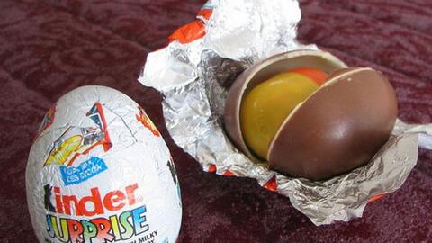 Rà soát, kiểm tra các sản phẩm mẫu kẹo trứng chocolate Kinder Surprise