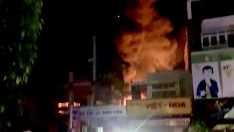 Sinh viên tháo chạy khi cháy nhà xưởng cạnh ký túc xá Đại học Sư phạm TP.HCM