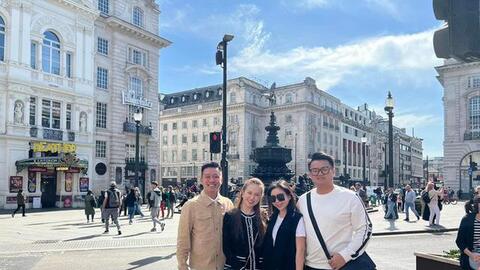 Tuấn Hưng bị trộm đập vỡ cửa kính ô tô, lấy sạch đồ hiệu ngay giữa London