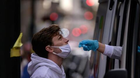 Hơn một nửa dân số Mỹ và EU mắc COVID-19