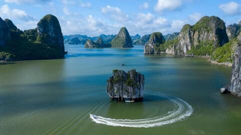 Vịnh Hạ Long - Di sản đầu tiên của cả nước được đánh giá sức tải