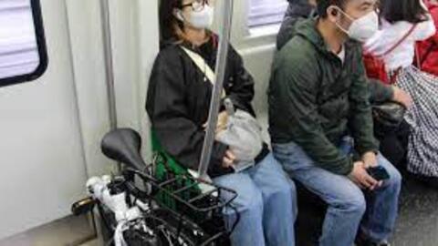 Dân văn phòng bỏ xe máy, mang xe đạp gấp lên tàu điện Cát Linh - Hà Đông