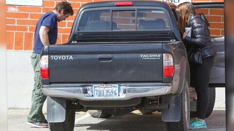 Bị chỉ trích về khả năng cầm lái, Britney Spears làm clip bên cạnh chiếc xe sắt vụn