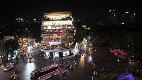 Đường phố Hà Nội bỗng tối om vì phải cắt giảm điện