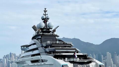 Siêu du thuyền của tài phiệt Nga bất ngờ hiện hình