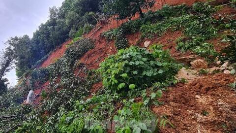 Mưa lớn ở Yên Bái khiến giao thông tê liệt, tạm dừng chạy tàu Hà Nội-Lào Cai