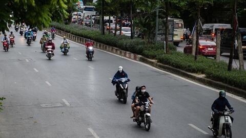 Hà Nội: Không khí lạnh tăng cường kèm mưa, người dân mặc thêm áo khoác ra đường