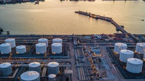 Ngân hàng thế giới cảnh báo cú sốc năng lượng, giá dầu thế giới quay đầu thủng mốc 90 USD/thùng