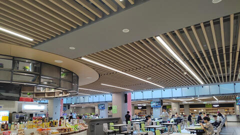 Phụ huynh review từ A-Z canteen của ĐH Bắc Kinh, xem xong netizen chỉ biết trầm trồ: "Đúng là trường người ta!"