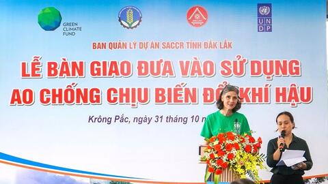 UNDP tiếp tục bàn giao ao chống hạn, ứng phó với biến đổi khí hậu cho người dân