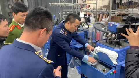 Đột kích xưởng may ở Hà Nội, phát hiện hàng nghìn bít tất nghi giả nhãn hiệu lớn