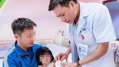 Kẹt tay vào máy lọc nước, bé gái đứt rời gân 2 ngón tay