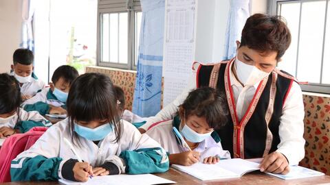 Xử lý vướng mắc về sách giáo khoa tiếng dân tộc thiểu số