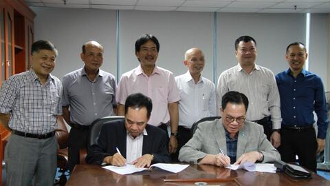 Chủ tịch Hiệp hội Năng lượng Sạch Việt Nam làm việc với cựu Đại sứ Pháp