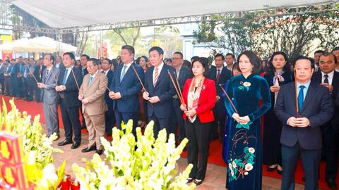 Khai bút đầu Xuân tại đình thờ Tiên triết Chu Văn An