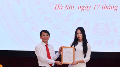 Kết nạp Đảng 5 giáo viên, học sinh ưu tú trường Ams dịp sinh nhật Bác