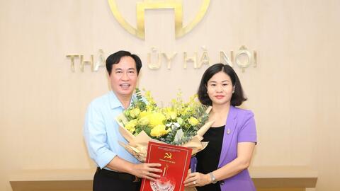 Quận Tây Hồ: Trao quyết định nghỉ hưu cho đồng chí Nguyễn Anh Tuấn