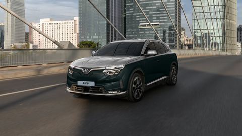 VinFast VF 8 của ông Phạm Nhật Vượng có thêm bản Lux: Phối màu ấn tượng hơn, trợ lý ảo Vivi có AI tạo sinh - khách thích nâng cấp được mua lại bản cũ giá tối đa 90%