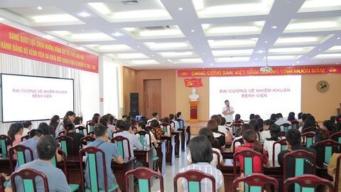 Hơn 200 cán bộ y tế tập huấn công tác kiểm soát nhiễm khuẩn