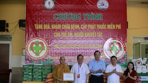 Động viên, khích lệ trẻ em mồ côi trước thềm năm học mới