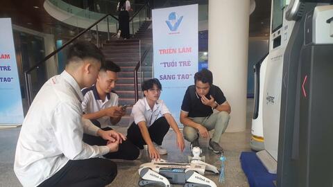 Robot thông minh khuấy đảo triển lãm “Tuổi trẻ sáng tạo”