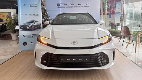 Ảnh thực tế Toyota Camry 2024 bản ‘base’ giá 1,22 tỷ đồng tại đại lý: Nhìn qua gần giống hệt bản cao cấp, khác chút công nghệ
