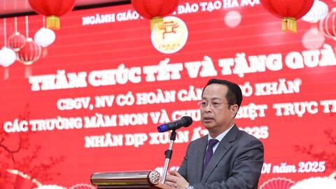 Hà Nội tặng quà Tết 170 giáo viên, nhân viên hoàn cảnh khó khăn