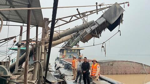 6 đối tượng tổ chức hút cát dưới sông Hồng ngày cận Tết